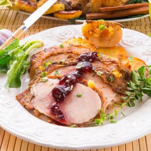 Putenbrustbraten in Preiselbeer-Rahmsauce